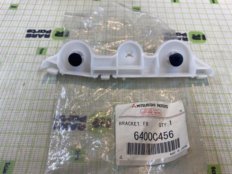 Направляющая переднего бампера правая Mitsubishi