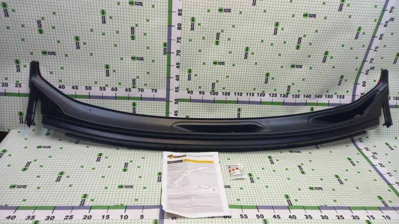 Накладка в проем стеклоочистителей Renault Sandero