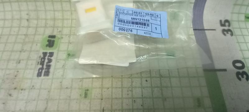 Крепление подушки заднего дивана Mitsubishi Colt