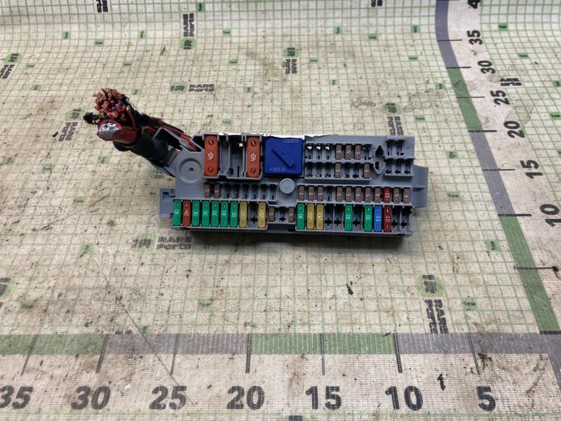 Блок предохранителей спереди справа Bmw 5 6 7