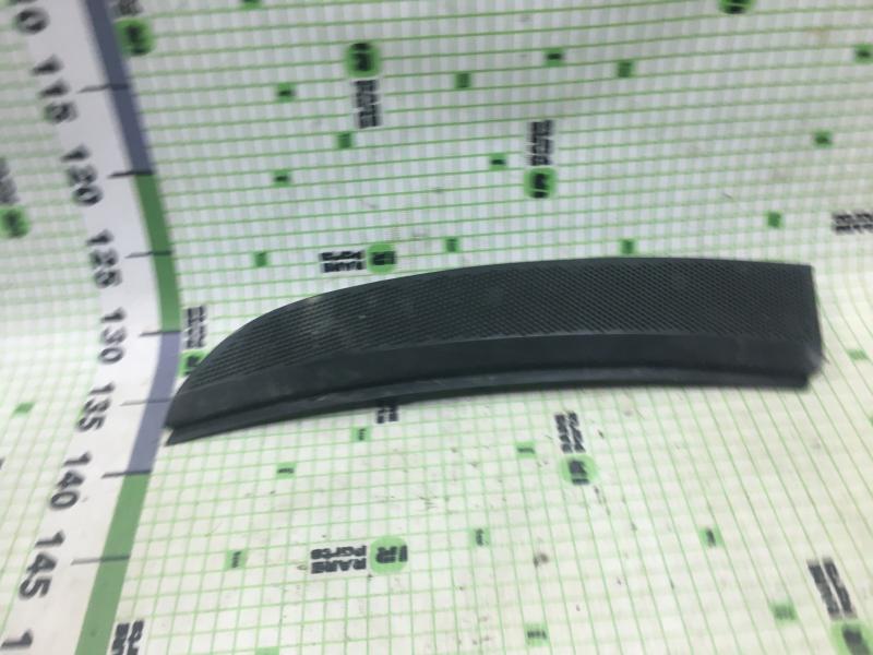 Накладка стекла боковины кузова левая вертикальная