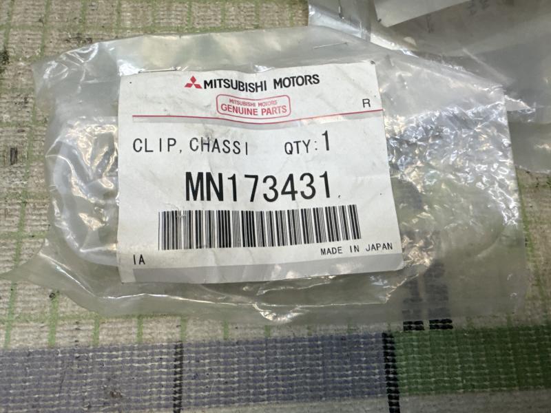 Крепеж переднего бампера для Mitsubishi Lancer