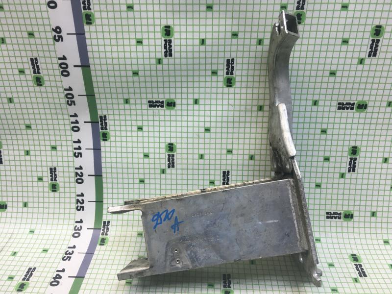 Кронштейн усилителя переднего бампера левый Audi