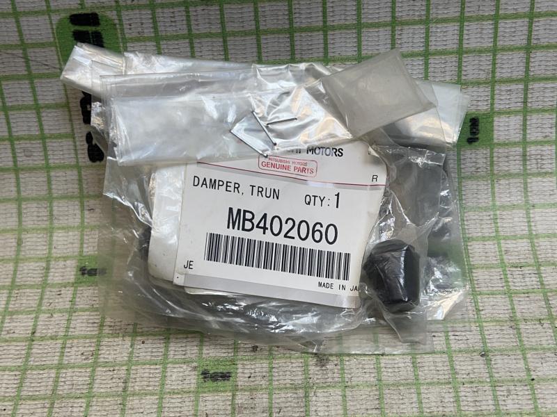 Отбойник крышки багажника для Mitsubishi