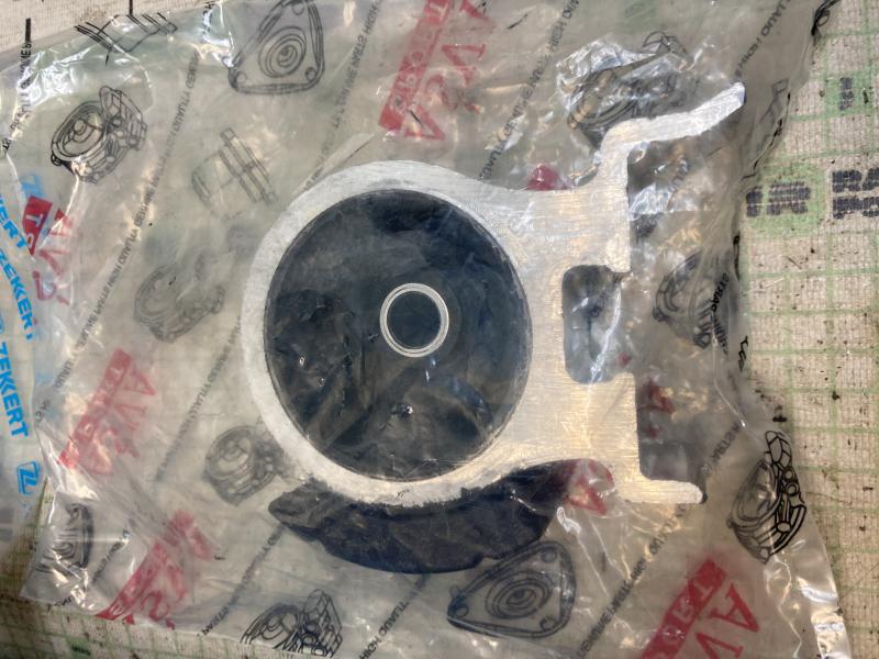 Опора двигателя левая Toyota Starlet