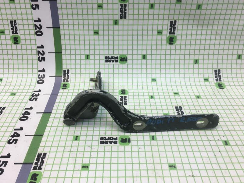 Петля багажника правая Audi Tt