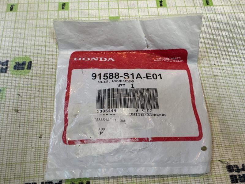 Крепеж накладки стекла для Honda Accord VI