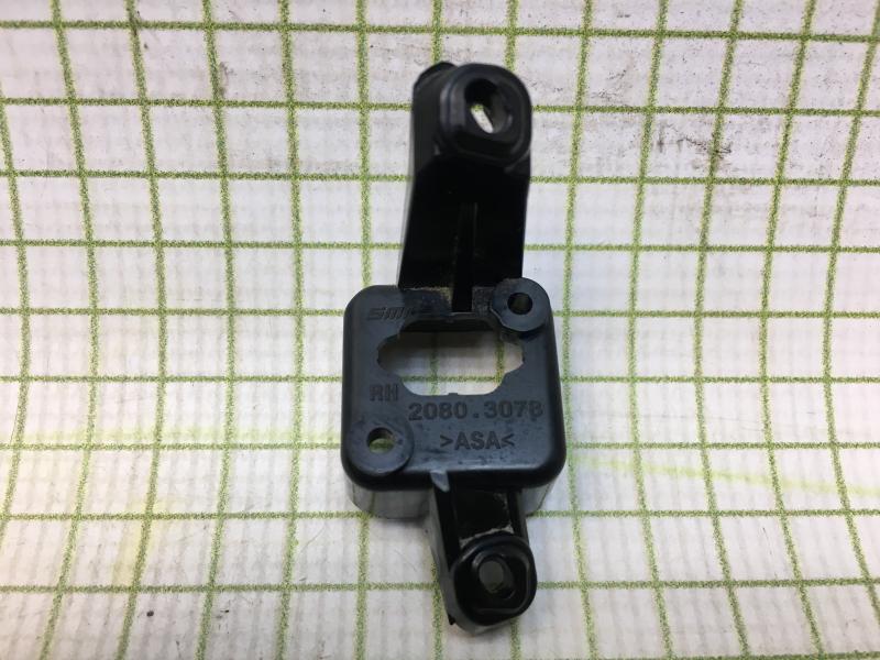 Кронштейн камеры в зеркало правый Nissan