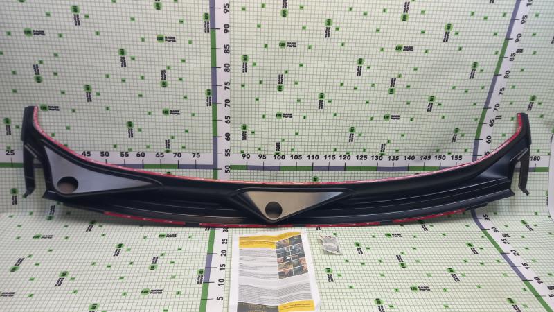 Накладка в проем стеклоочистителей Renault Sandero