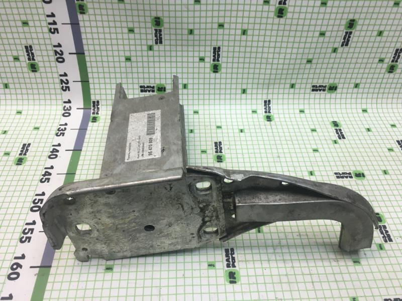 Кронштейн усилителя переднего бампера правый Audi