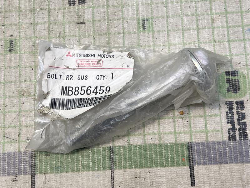 Болт заднего нижнего рычага для Mitsubishi Colt